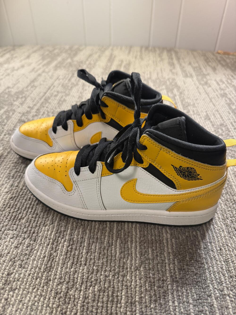 Jordan Air Jordan 1 Mid Shoes Youth Size 3Y Yellow White Sneakers 640734-170